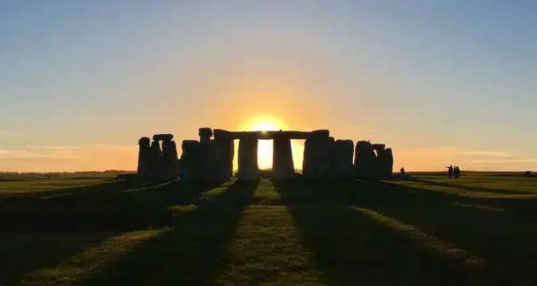 Stonehenge in untergehender Sonne