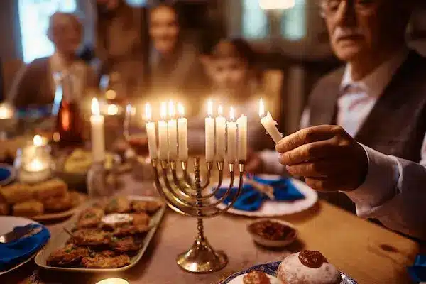 Eine jüdische Familie feiert Chanukka - Foto: Drazen Zigic / istock.com