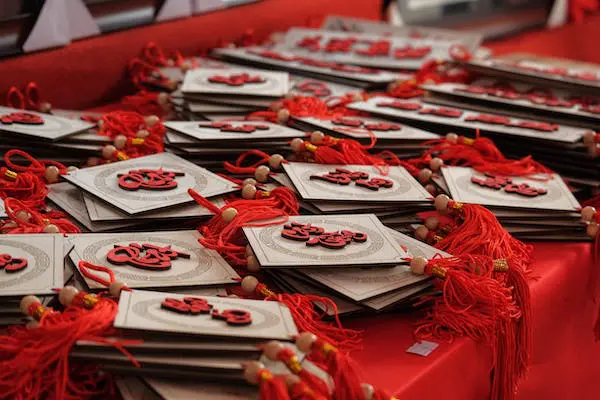 Rote Umschläge zu Mondneujahr
