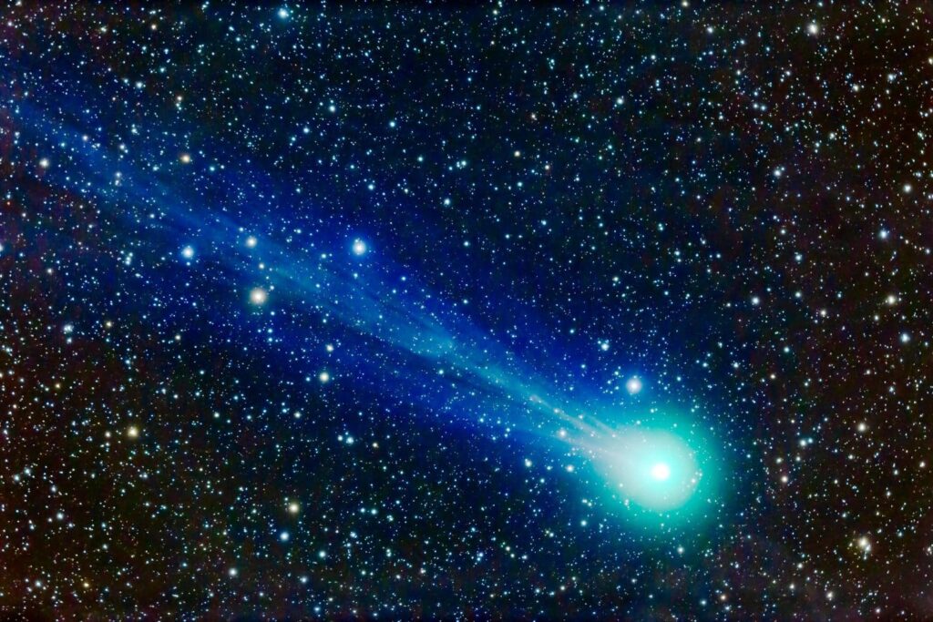 Komet Lovejoy (C/2014 Q2) im Januar 2015 mit Strukturdetails im ionisierten Gas-Schweif auf einer Teleskop-Aufnahme. Foto: Alan Dyer /VwPics / alamy